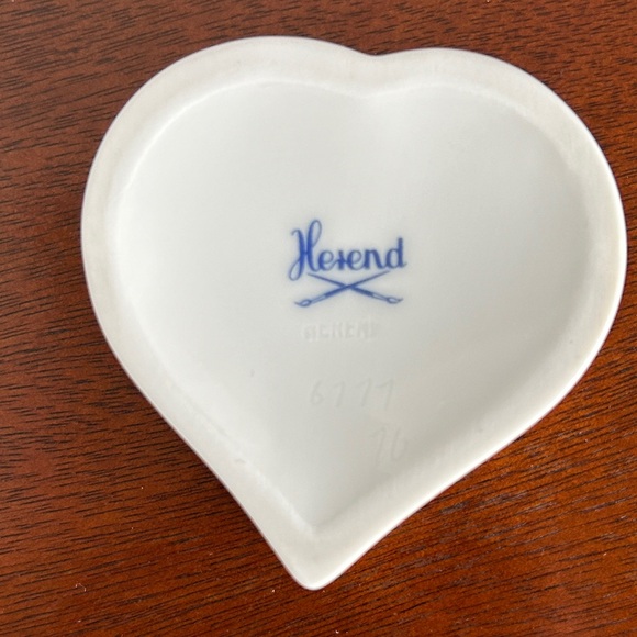 HEREND Porcelain Heart Trinket Box Blue White Floral with Cat Kitten Finial - Picture 13 of 14